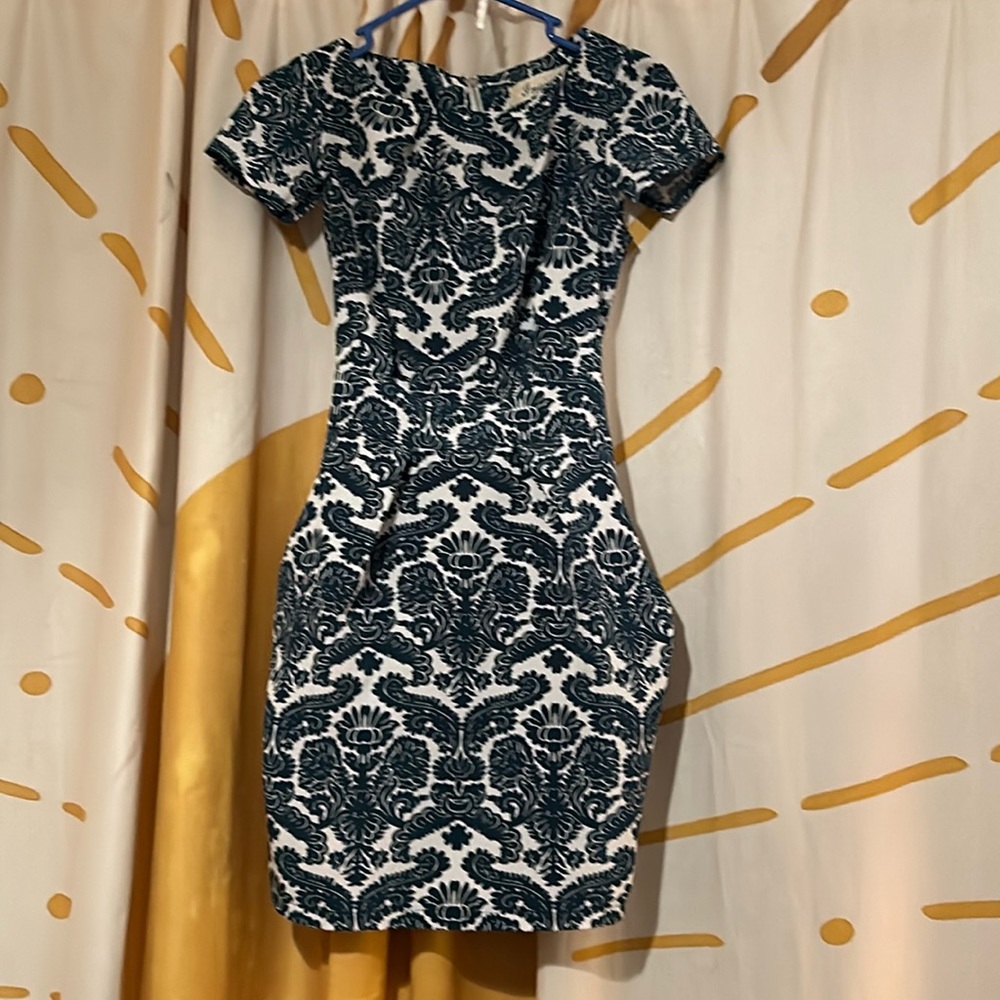 First off, it has pockets! 😍